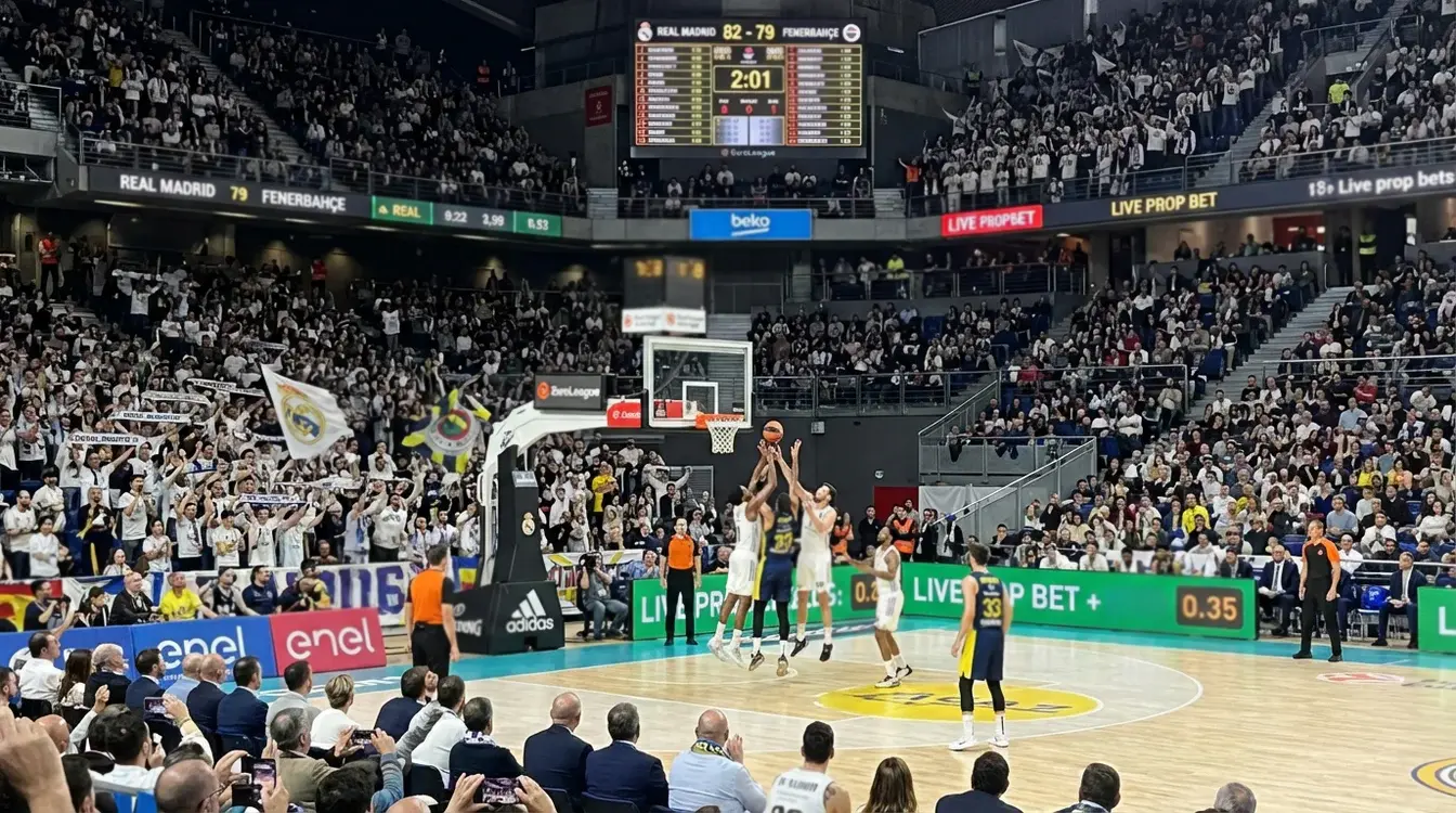 Partita di EuroLega con arena piena di tifosi